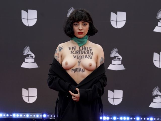 Mon Laferte en la alfombra roja de los Latin Grammy 2019. / Foto: Joe Buglewicz/Getty Images.