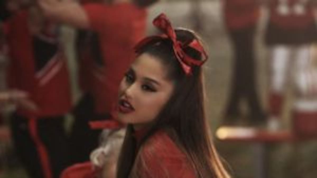 Ariana Grande pasó de ser cantante a porrista