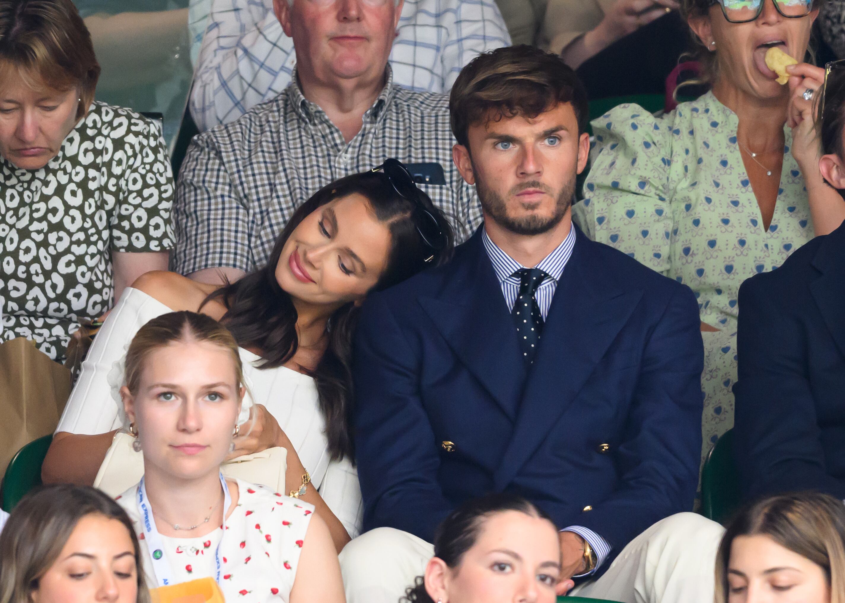 James Maddison, jugador del Tottenham Hotspur y de la selección inglesa, y su pareja, la modelo Kennedy Alexa, están esperando su segundo par de gemelos. Y parece que lleva bien el embarazo porque acudió a Wimbledon.