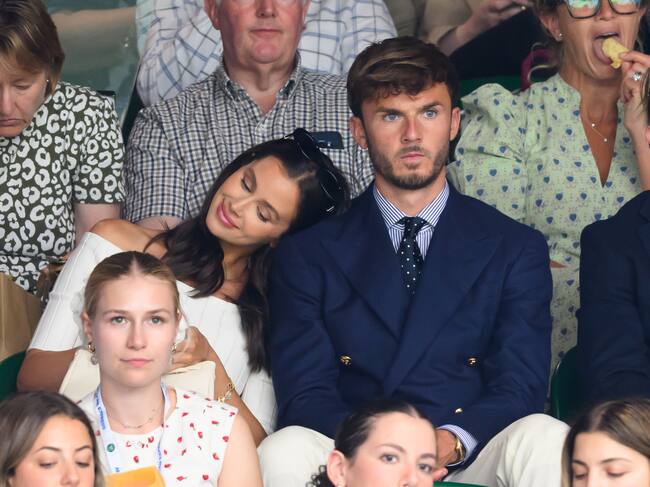 James Maddison, jugador del Tottenham Hotspur y de la selección inglesa, y su pareja, la modelo Kennedy Alexa, están esperando su segundo par de gemelos. Y parece que lleva bien el embarazo porque acudió a Wimbledon.