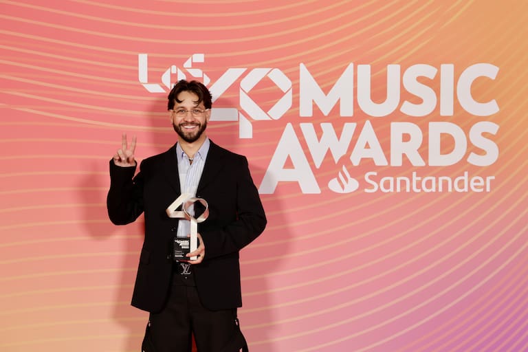 Mora se lleva el título a Mejor Artista o Grupo Urbano, confirmando que su sonido es el que manda en la escena global. ¡Puro poder urbano!