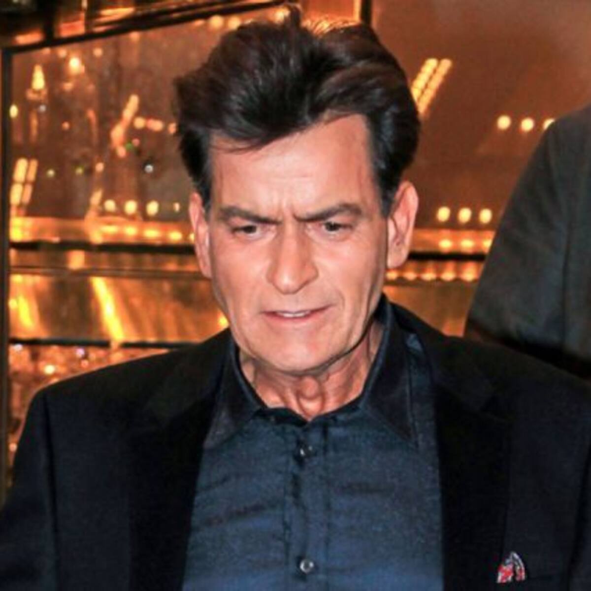 Charlie Sheen invita a famosos que revelen si son seropositivos
