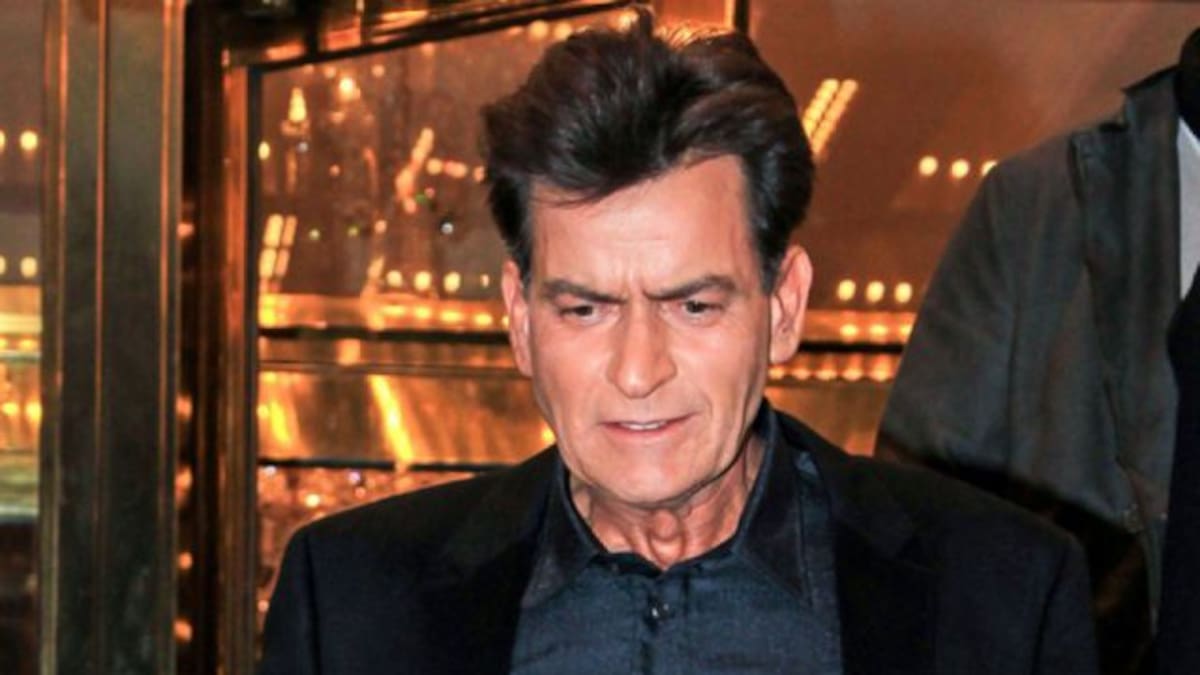 Charlie Sheen invita a famosos que revelen si son seropositivos