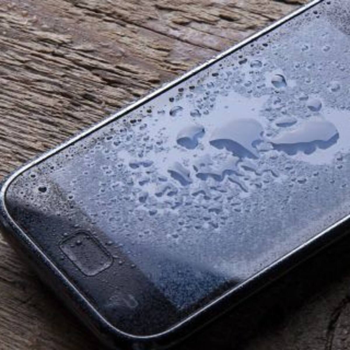 ¿Se te mojó el celular? ¡Con estos trucos vas a poder salvarlo!