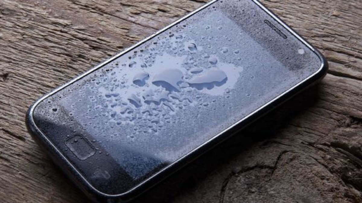 ¿Se te mojó el celular? ¡Con estos trucos vas a poder salvarlo!