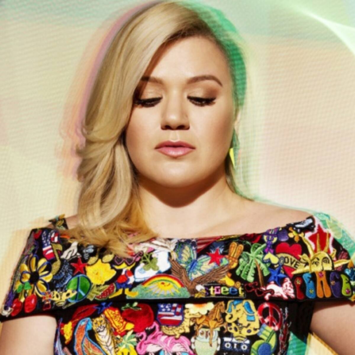 “Invincible” de Kelly Clarkson, su nuevo sencillo
