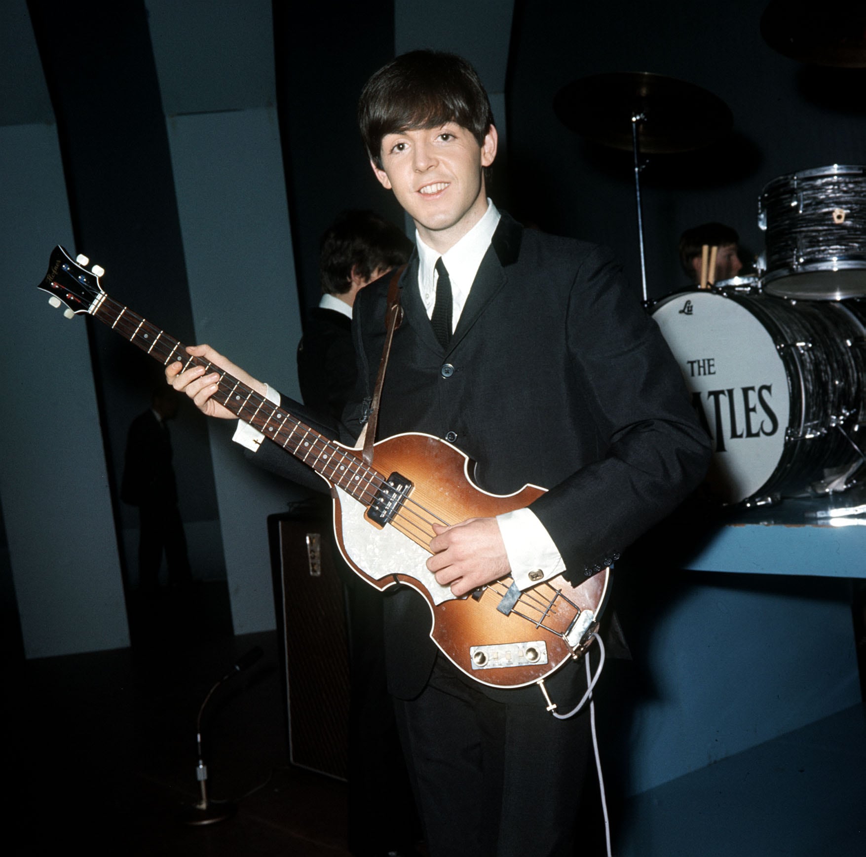 Paul McCartney, en 1963 en Liverpool, tocando con el bajo perdido.