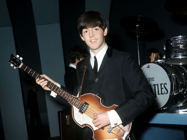 Paul McCartney, en 1963 en Liverpool, tocando con el bajo perdido.