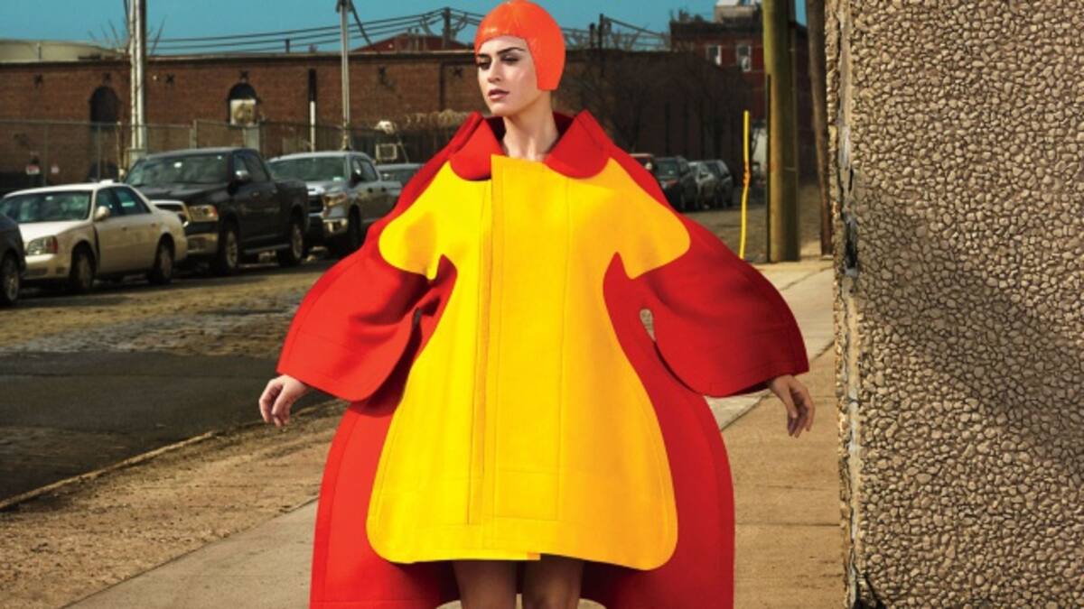 ¿La bandera de España? ¿Un bote de ketchup? No, es Katy Perry posando para Vogue