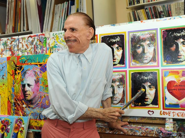 Peter Max junto a su serie de retratos a Paul McCartney, en su estudio de Nueva York, en 2012.