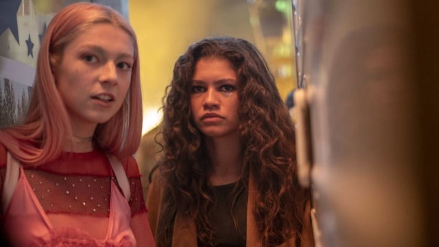 A la izquierda Jules, interpretada por Hunter Schafer, y Rue (Zendaya).