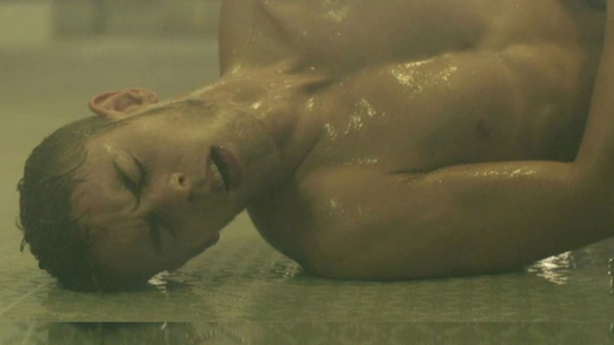 Patrick Criado, desnudo en la escena más explícita de 'Mar de plástico'