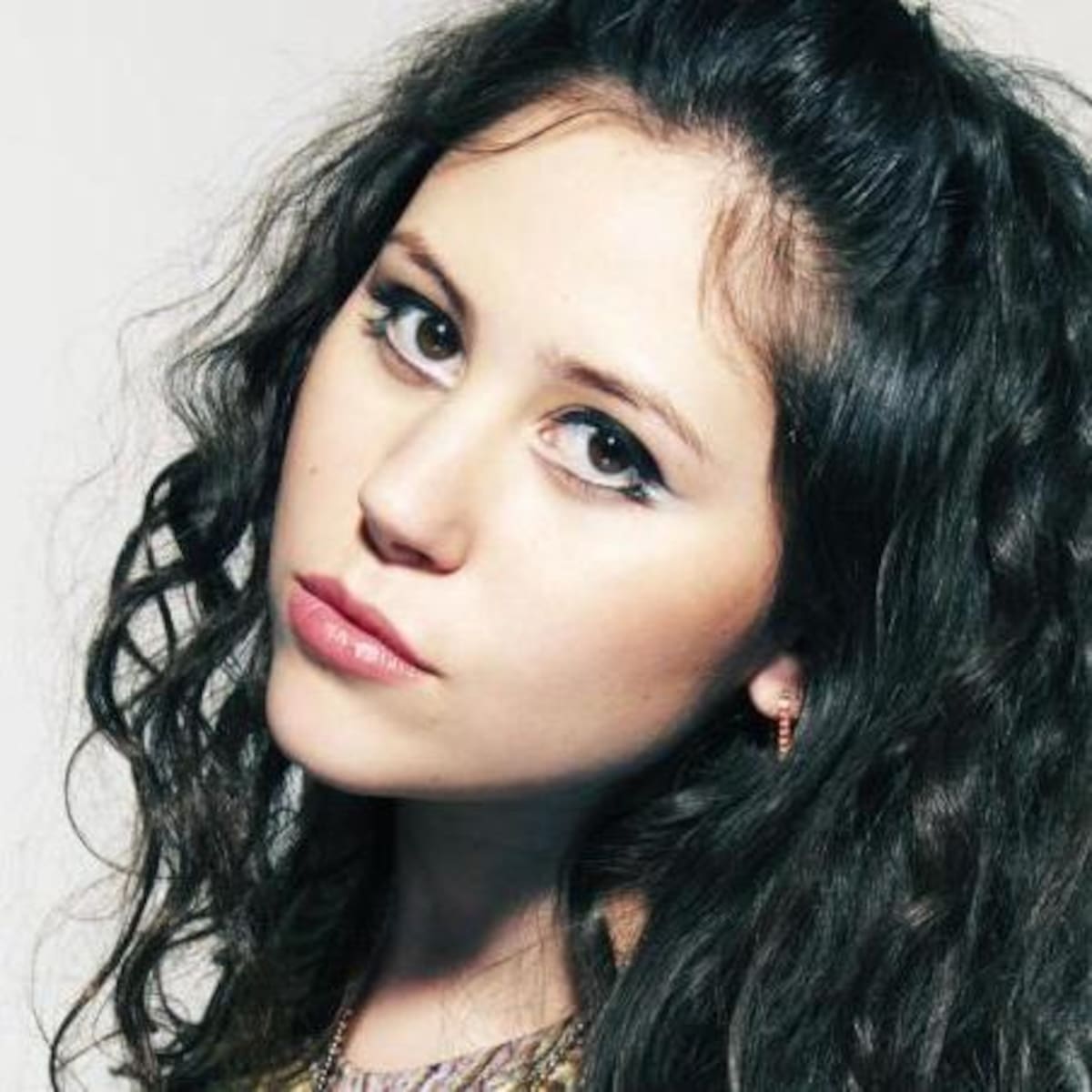 Su talento musical fue descubierto cuando todavía era una adolescente, con 16 años firmó su primer contrato con una discográfica.