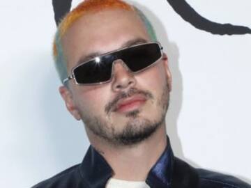 J Balvin elige al popular tiktoker Khaby Lame como portada de su nueva canción