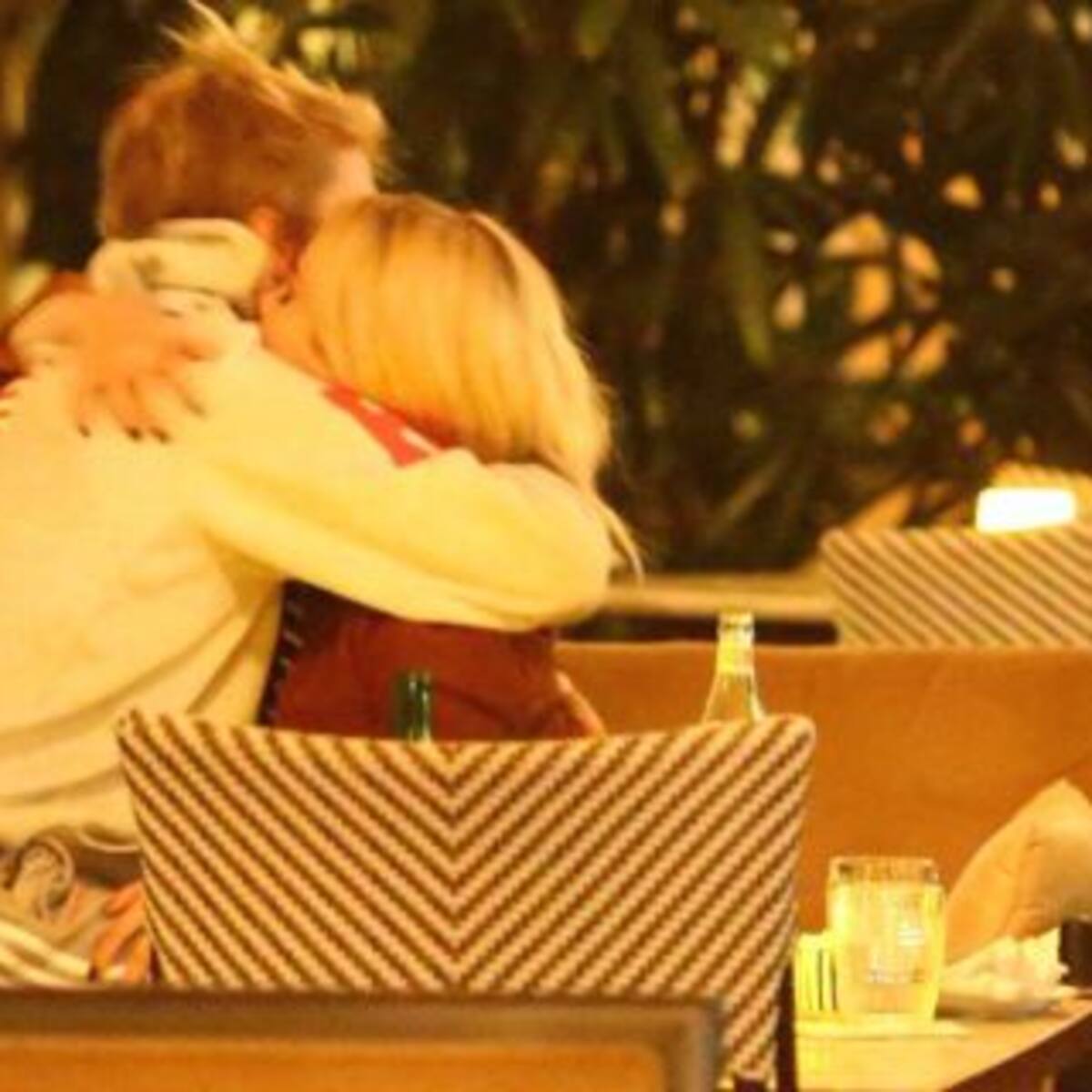 Aparecieron nuevas fotos de Justin Bieber y Selena Gómez abrazados
