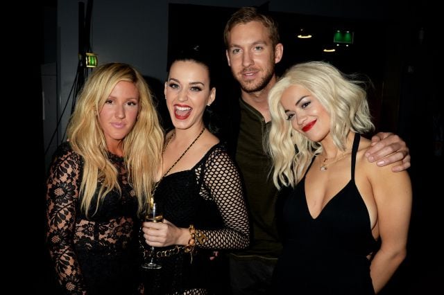 Calvin Harris con varias de sus ilustres amigas: de izquierda a derecha, Ellie Goulding, Katy Perry y Rita Ora.