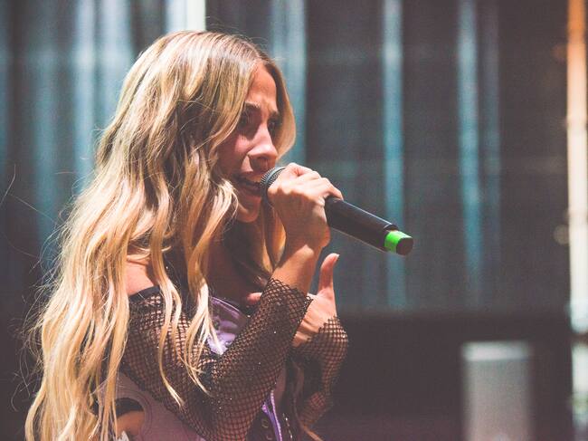 Durante la tarde, Paula salió del camerino para conocer a algunos de sus fans toledanos y toledanas que ya hacían cola para disfrutar de sus canciones. Fotógrafo: David Gamero