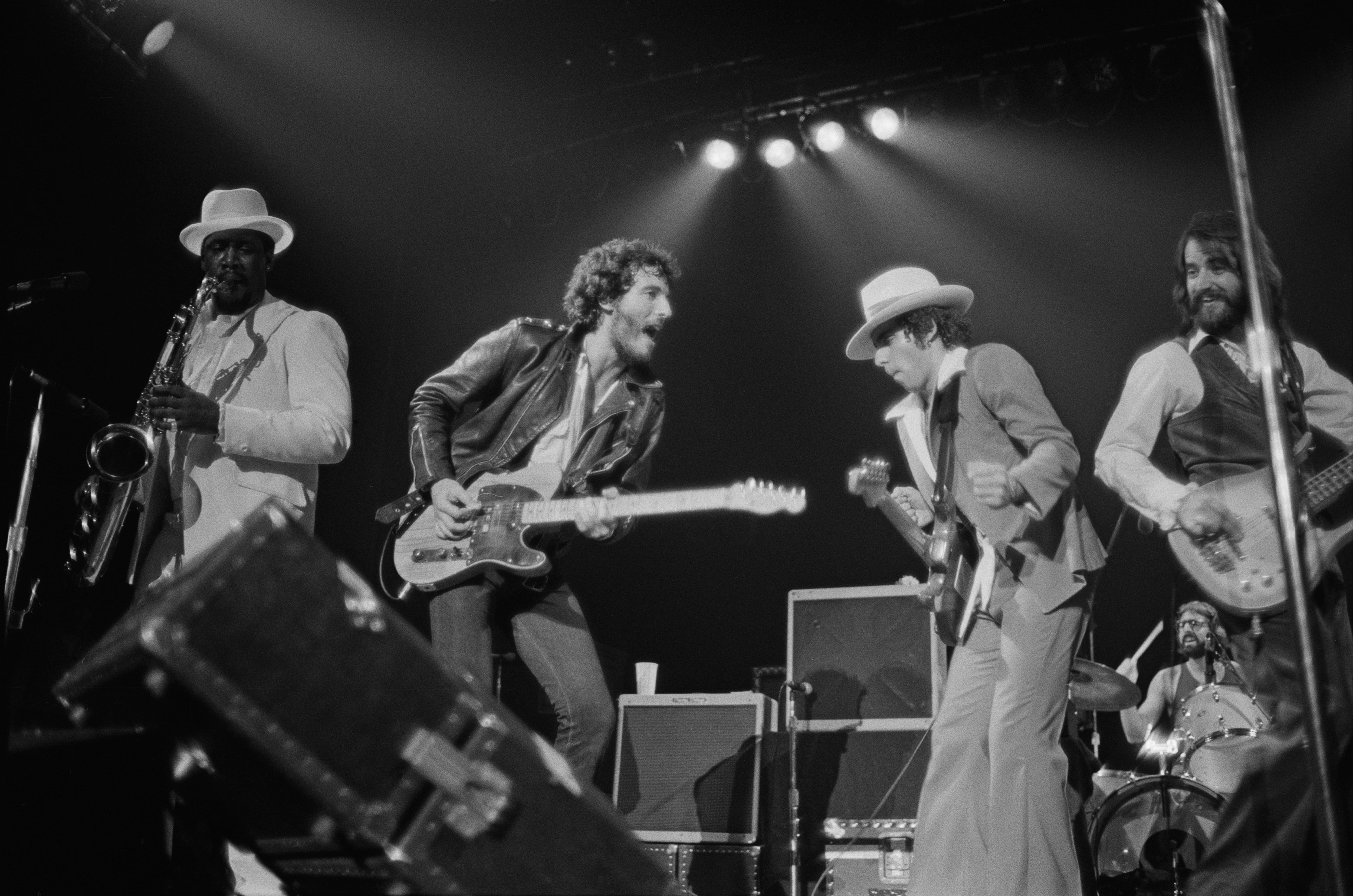 Bruce Springsteen y E-Street Band en un concierto en el Carlton Theatre en Red Bank, Nueva Jersey, durante el tour Born To Run el 11 de octubre de 1975. (Photo by Fin Costello/Redferns)