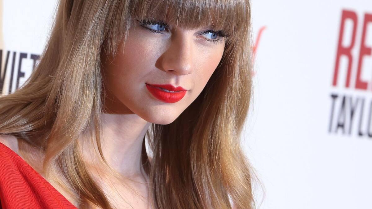 Taylor Swift lanza una nueva versión de su canción navideña ‘Christmas Tree Farm’