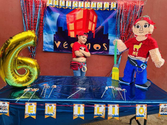 Niño hace su fiesta temática de Vecinos