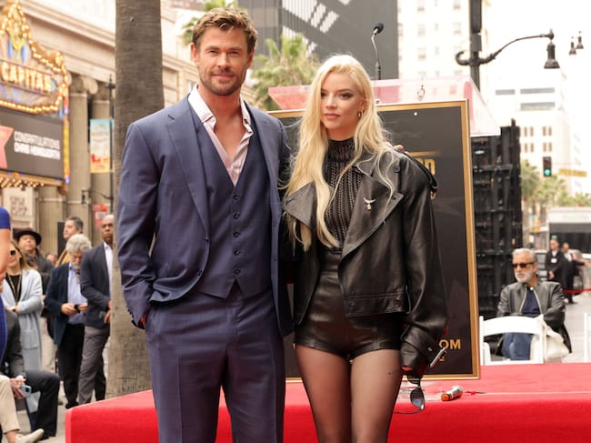 Chris Hemsworth y Anya Taylor-Joy en el paseo de la fama de Hollywood en 2024.