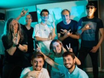 Sopa de Cabra converteix en una festa el mític ‘Mai trobaràs’ amb Buhos, Ginestà i The Tyets