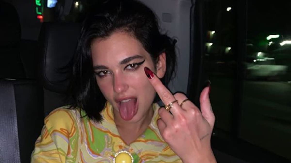Dua Lipa contesta a los que la acusan de haber retocado los labios de sus fotos de niña