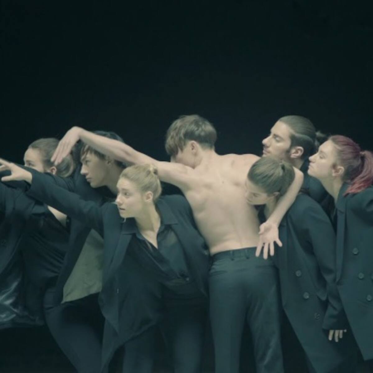 BTS presenta "Black Swan"