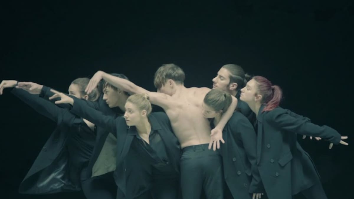BTS presenta "Black Swan"