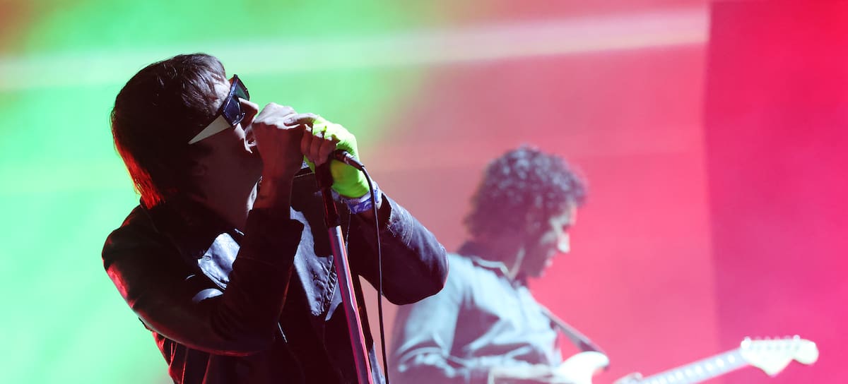 Julian Casablancas de The Strokes en su actuación en el festival Coachella 2026.