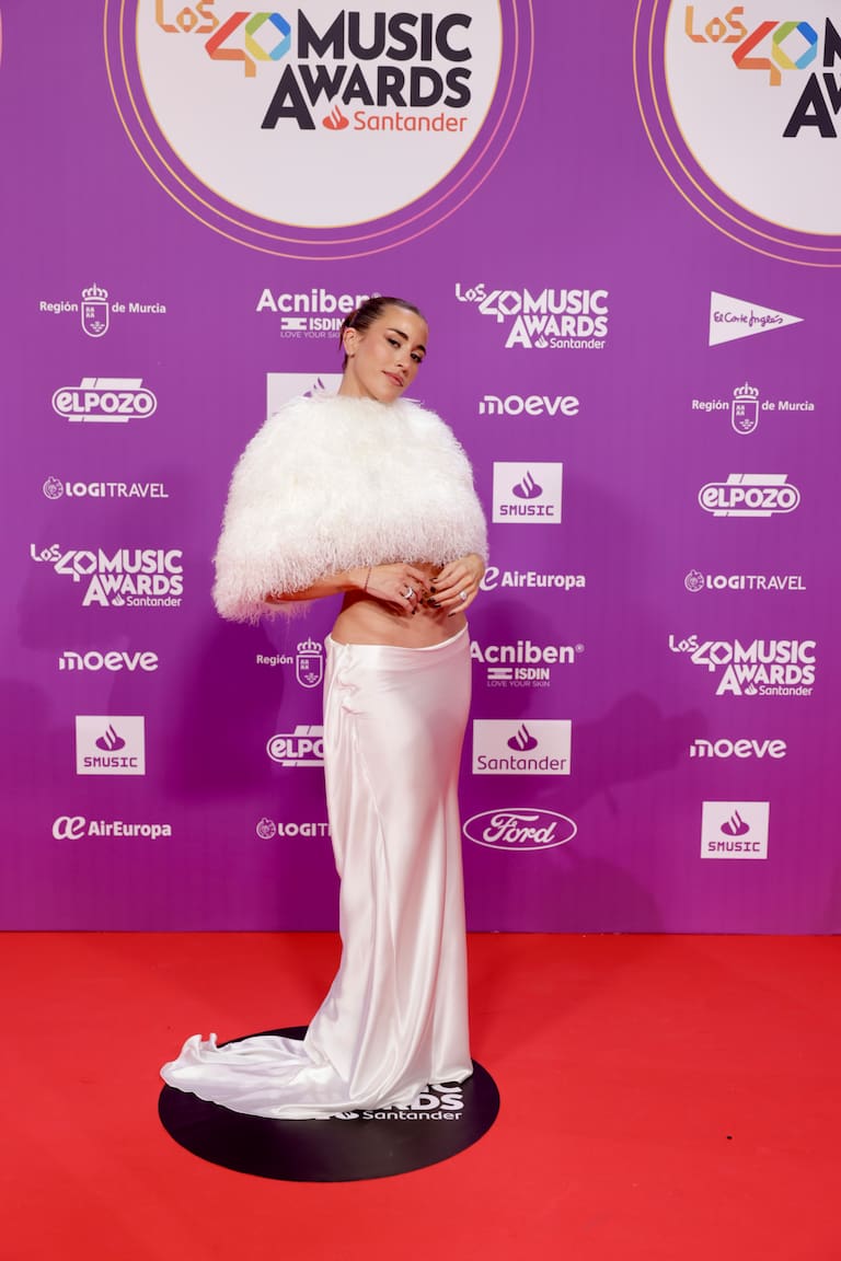 La influencer Paula Gonu es de las pocas que ha optado por el blanco para la gala de LOS40 Music Awards Santander 2025 y nos parece un acierto.
