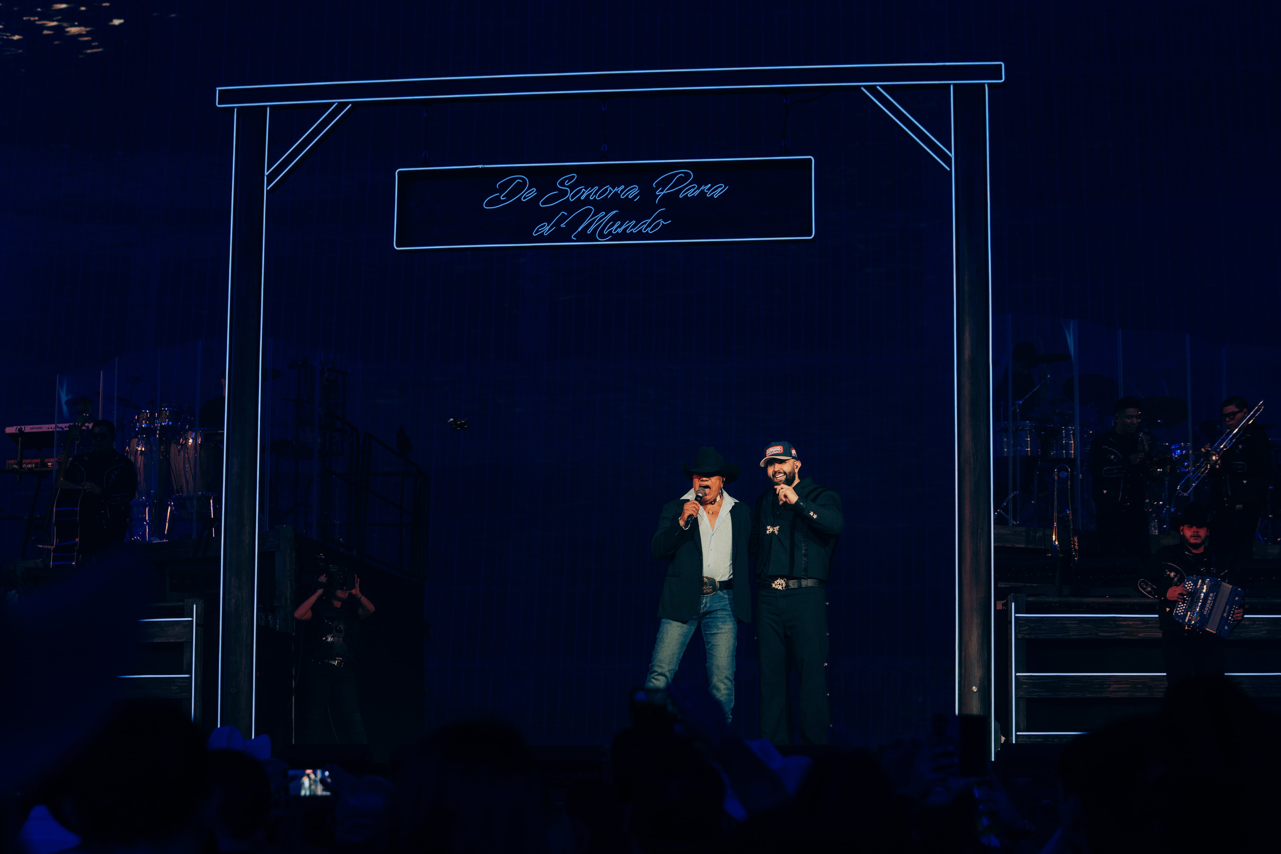 Carín León y Bronco en su concierto en la Sphere de Las Vegas. / Cedidas por Artist Publicist
