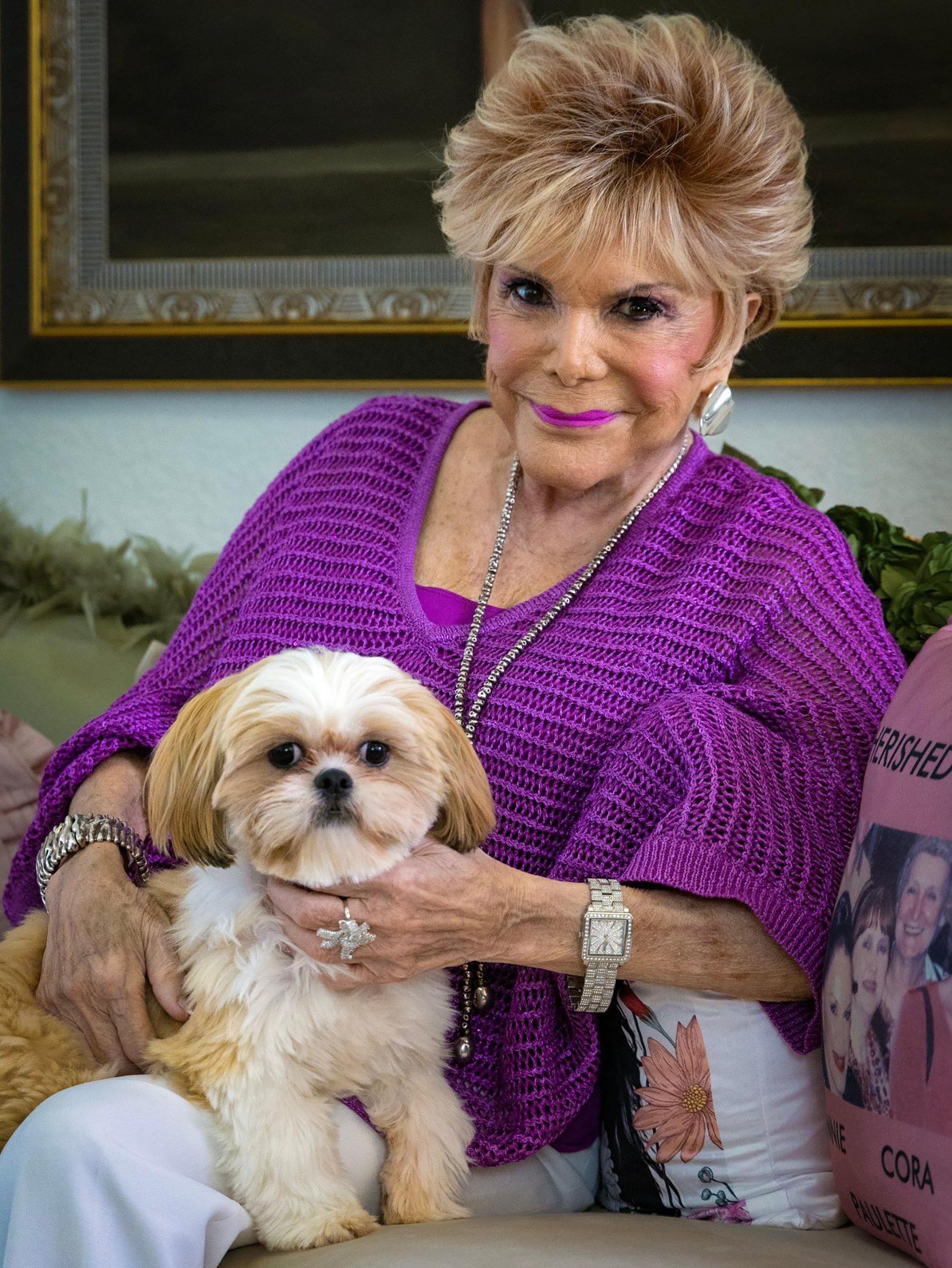 Connie Francis en 2025 a sus 87 años posando junto a su perro Lexi