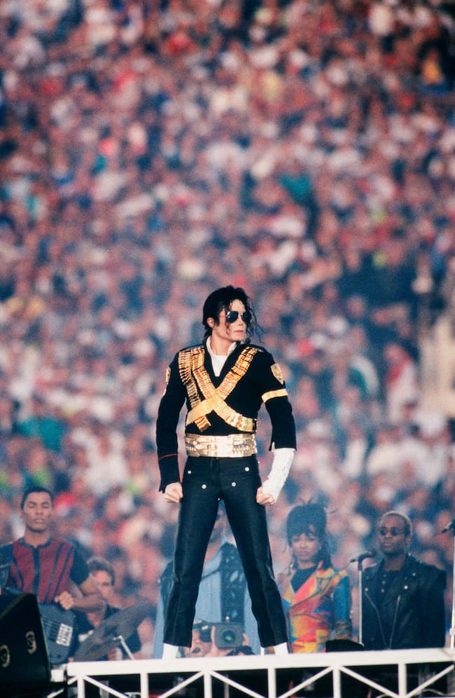 PASADENA, CA - 1993: El cantante Michael Jackson actúa en el espectáculo de medio tiempo del Super Bowl XXVII de 1993 en Pasadena, California. El "Rey del Pop" interpretó varias canciones, incluyendo "Billie Jean", durante el espectáculo de 15 minutos. (Foto de George Rose/Getty Images)