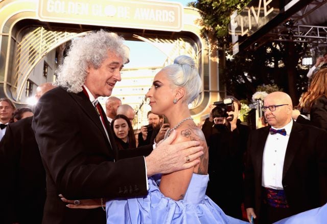 Brian May y Lady Gaga, se saludan en la gala de los Globos de Oro de 2019.