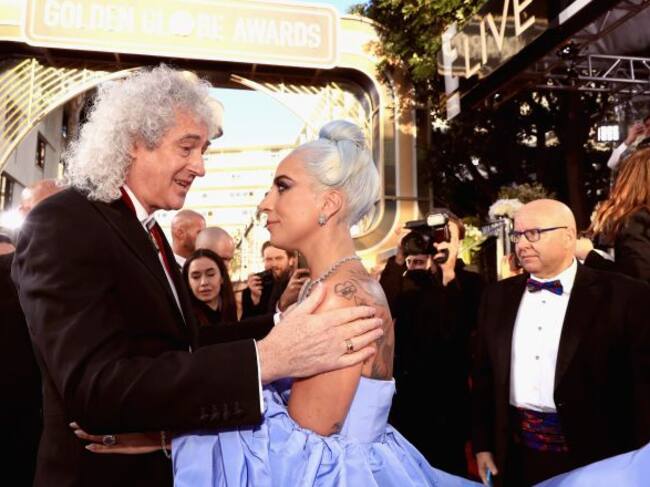Brian May y Lady Gaga, se saludan en la gala de los Globos de Oro de 2019.