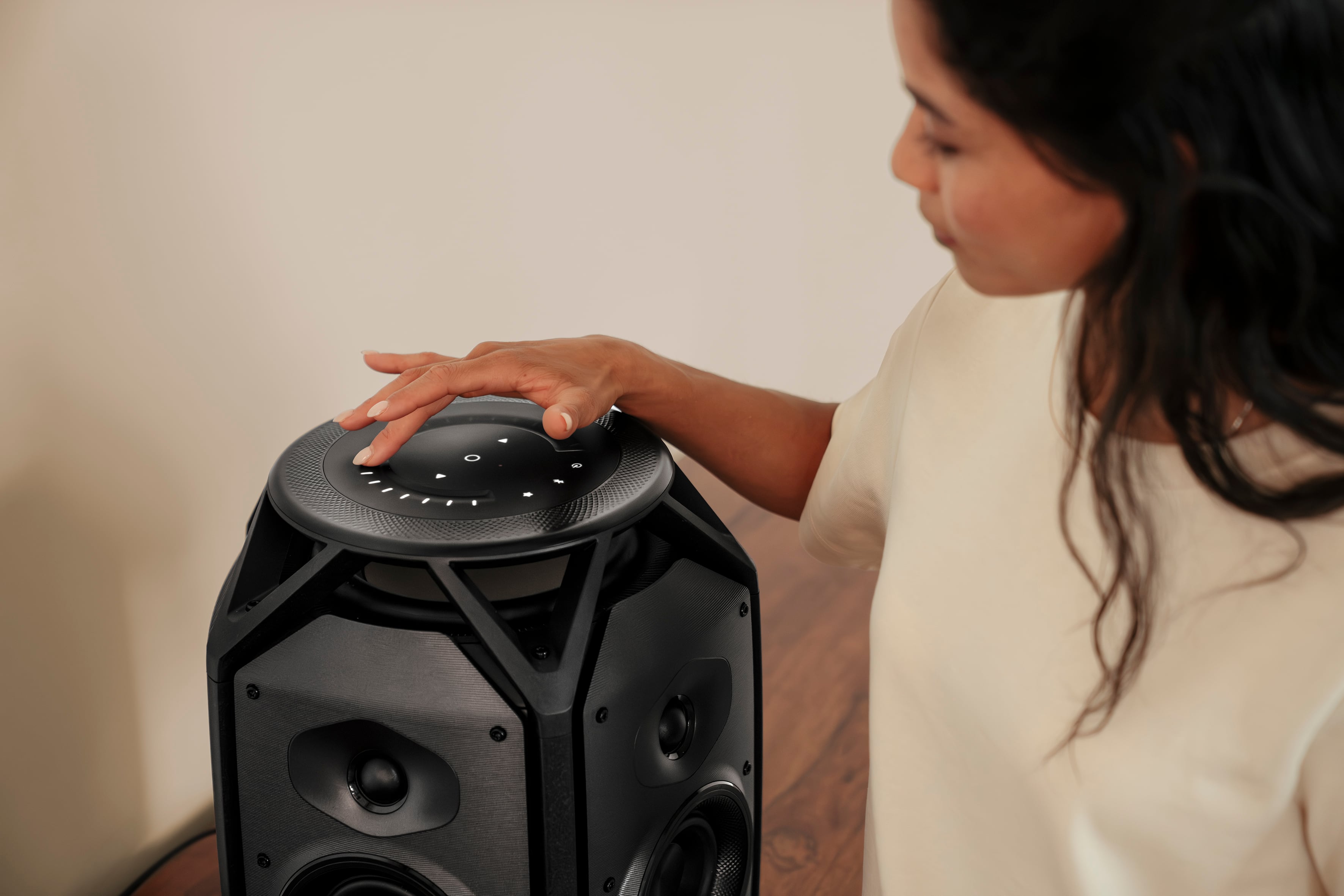 Teufel IKONIO: el nuevo altavoz Wi-Fi de 4 cifras que promete llevar el sonido de cine a tu salón