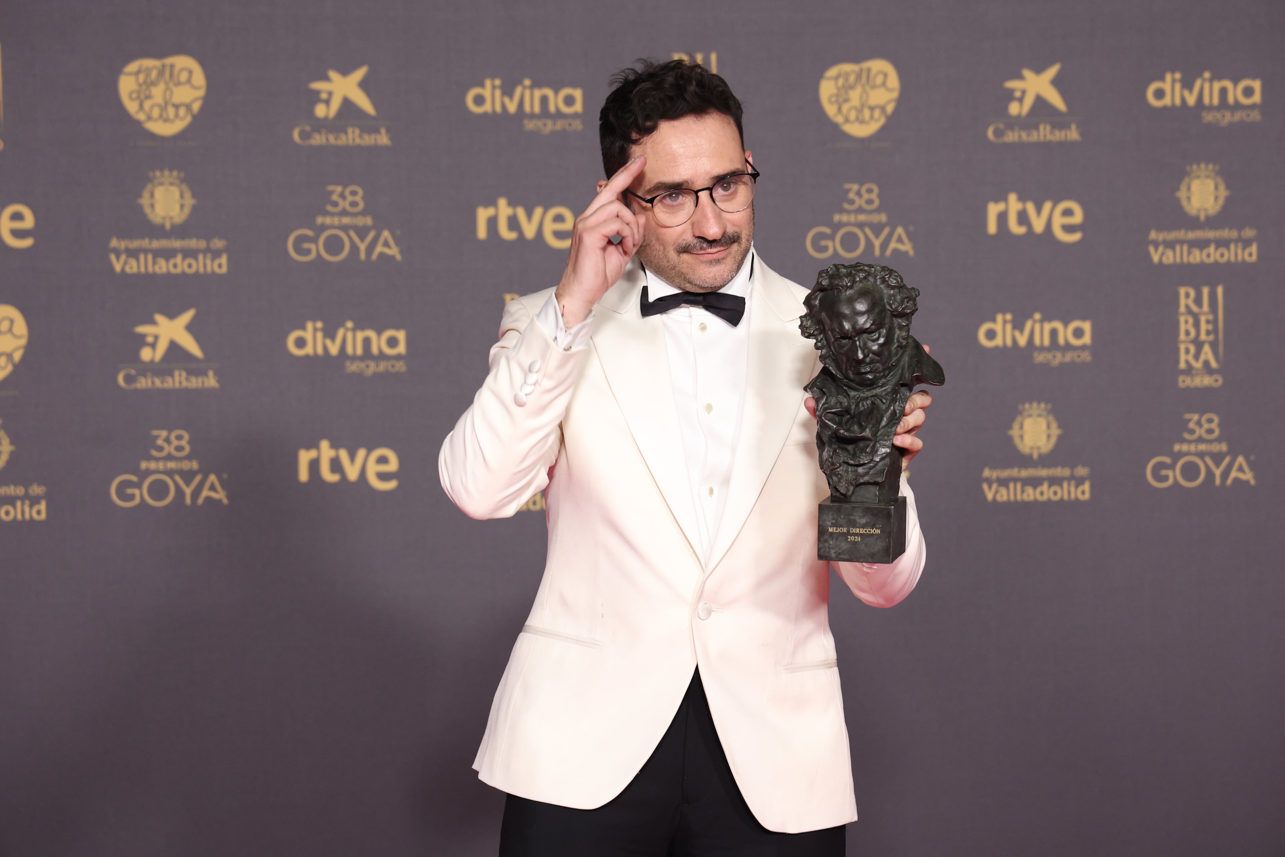 J.A. Bayona posando con su Goya a Mejor Dirección.