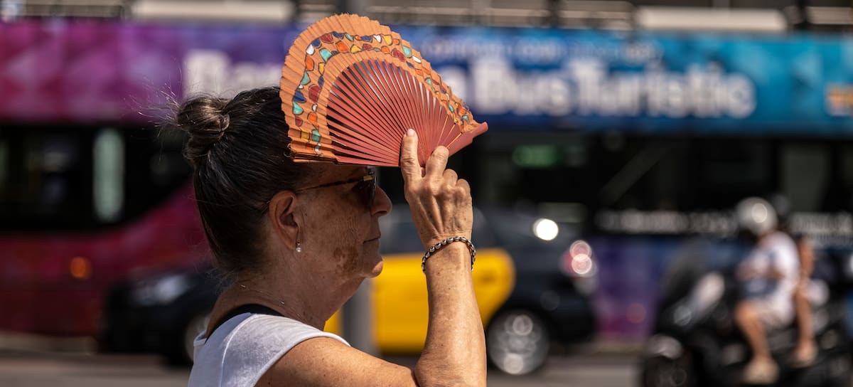 Mujer en el Passeig de Gràcia de Barcelona en verano 2025 - SOPA Images/LightRocket via Getty Images