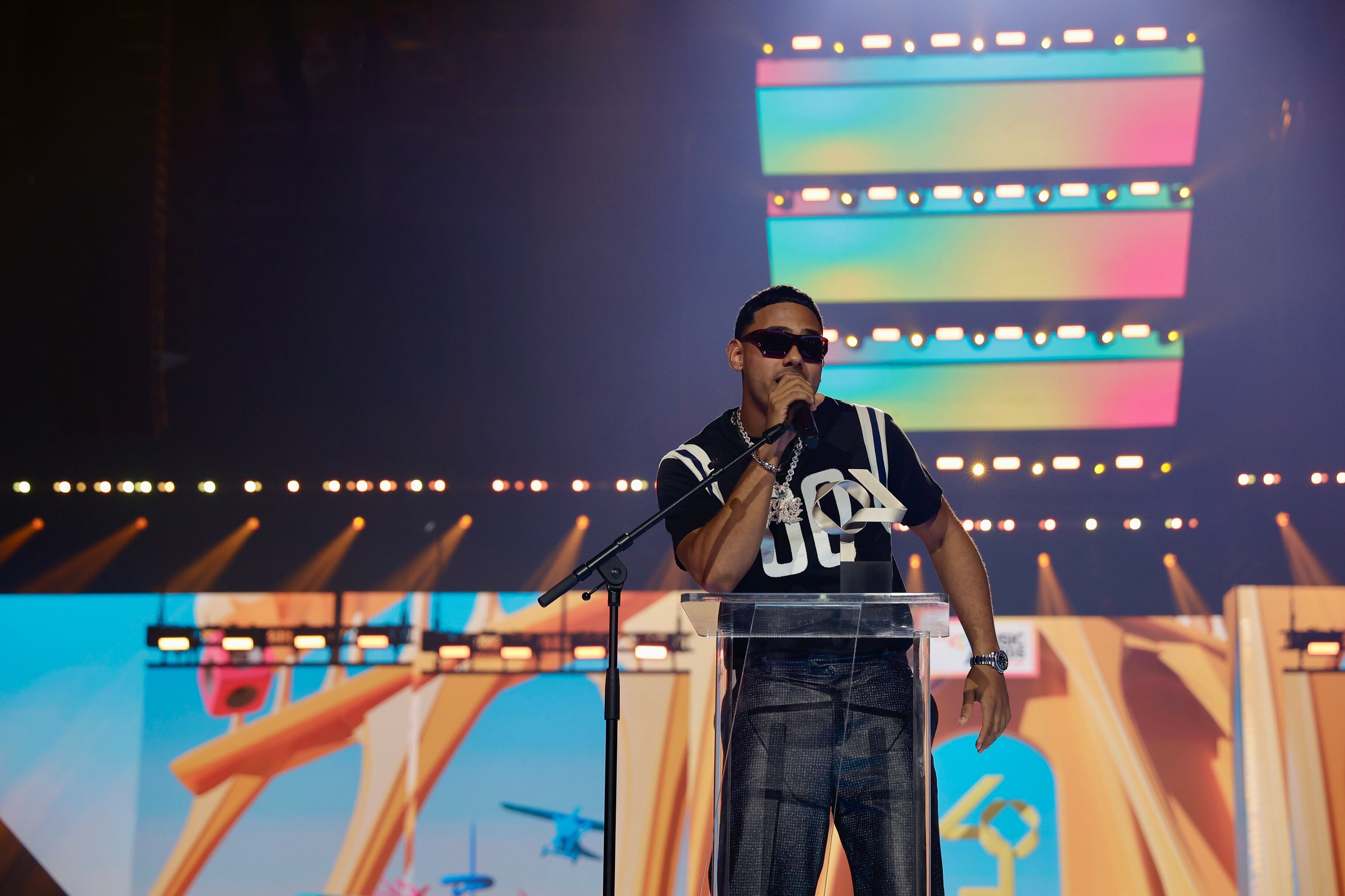 Myke quiso agradecer a todxs su primer galardón, se quedó sin palabras en el segundo y nos emocionó en el tercerno. ¡Enhorabuena!