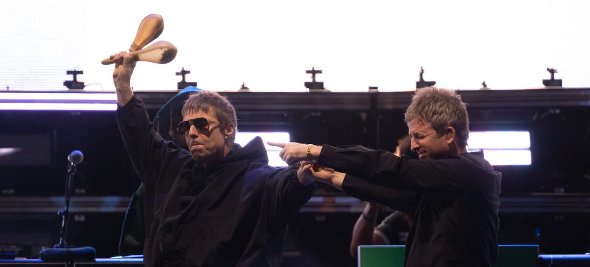 SÍDNEY, AUSTRALIA - 7 DE NOVIEMBRE DE 2025: Liam y Noel Gallagher, de la banda británica Oasis, suben juntos al escenario para actuar como parte de su gira mundial Live '25 en Sídney, Australia (Crédito de la foto: Chris Putnam/Future Publishing vía Getty Images).