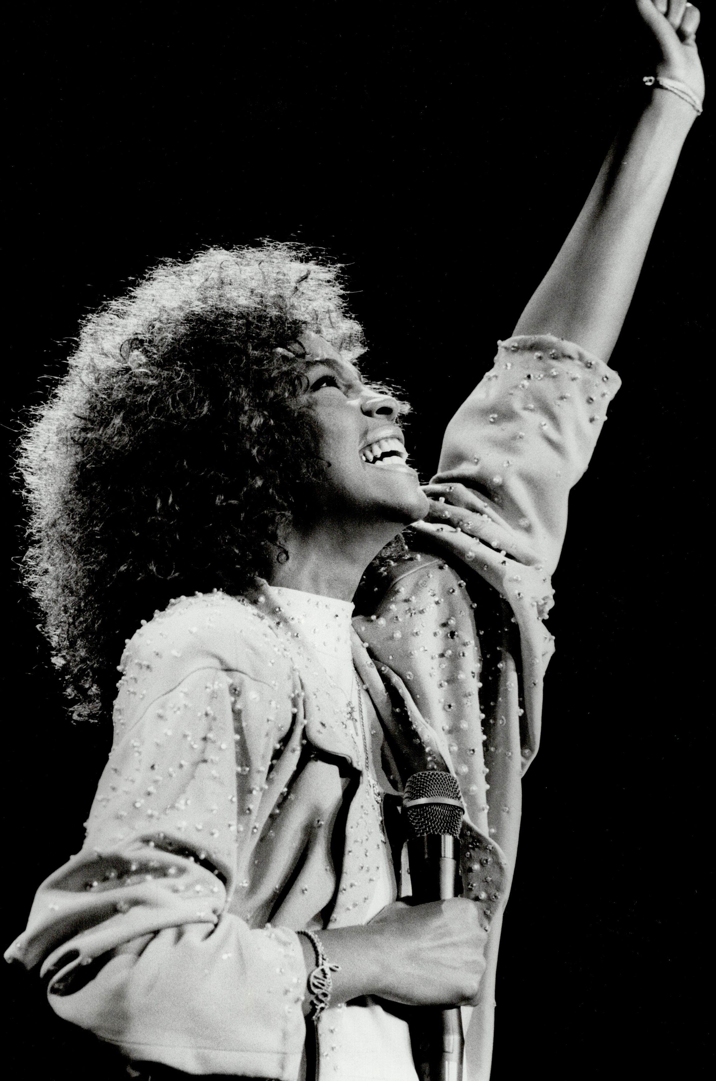 CANADÁ - 22 DE AGOSTO: N.° 1 en Canadá: El nuevo álbum de Whitney Houston, «I Wanna Dance With Somebody (Who Loves Me)», le ha valido el primer puesto en ventas. (Foto de Ron Bull/Toronto Star vía Getty Images)