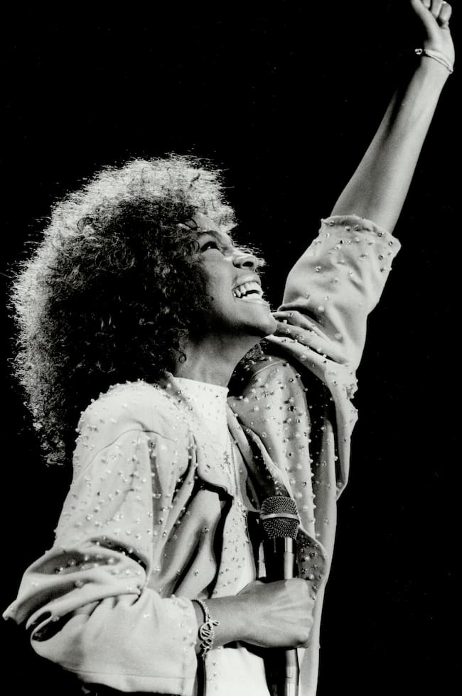 CANADÁ - 22 DE AGOSTO: N.° 1 en Canadá: El nuevo álbum de Whitney Houston, «I Wanna Dance With Somebody (Who Loves Me)», le ha valido el primer puesto en ventas. (Foto de Ron Bull/Toronto Star vía Getty Images)