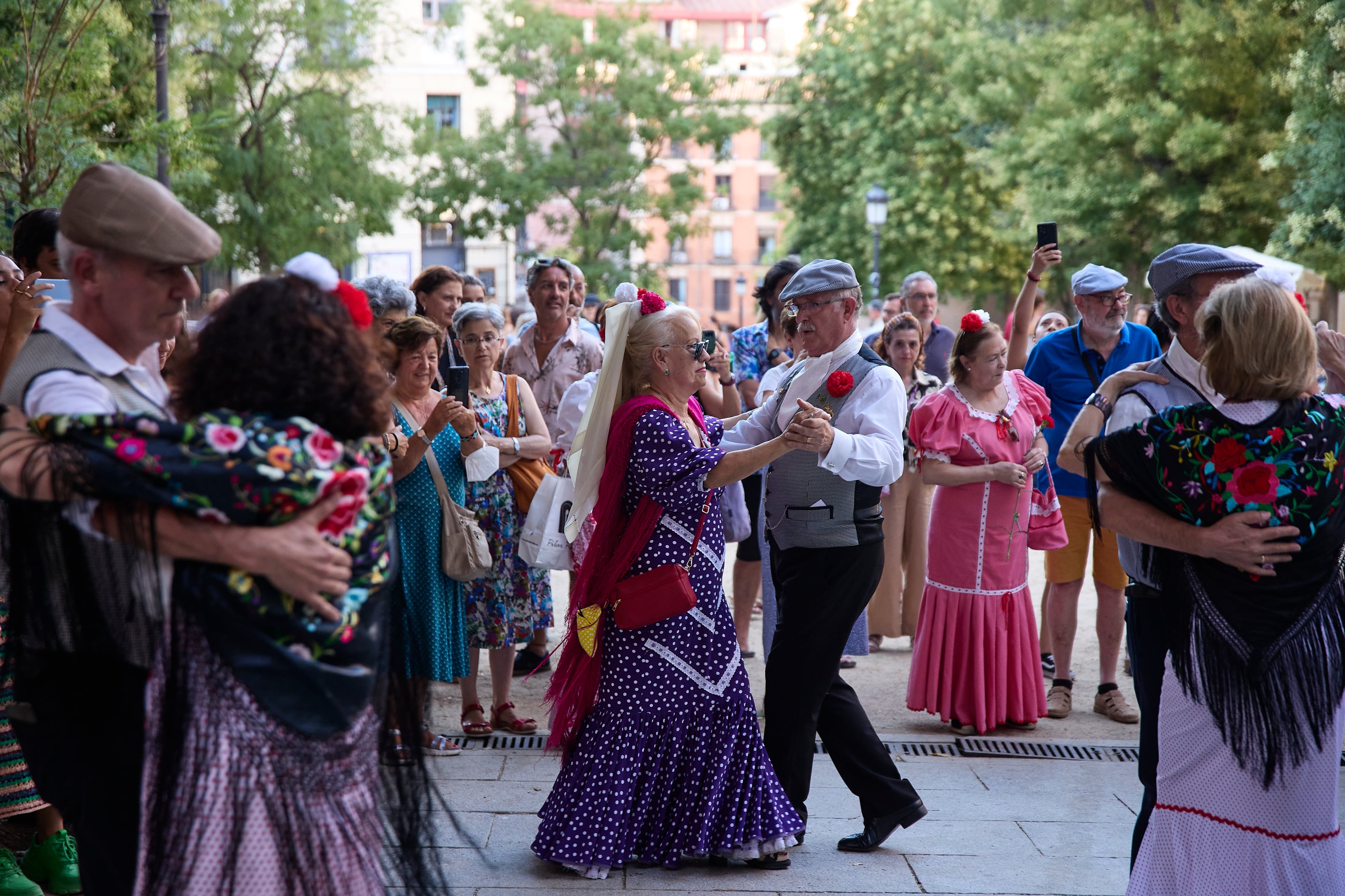 Madrileños bailando el Chotis. (Photo By Jesus Hellin/Europa Press via Getty Images)