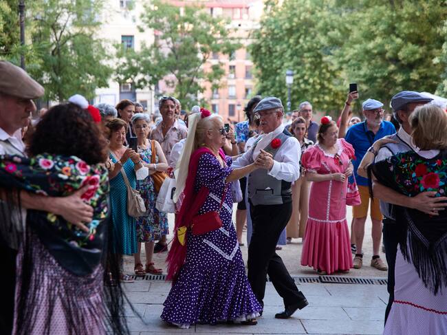 Madrileños bailando el Chotis. (Photo By Jesus Hellin/Europa Press via Getty Images)