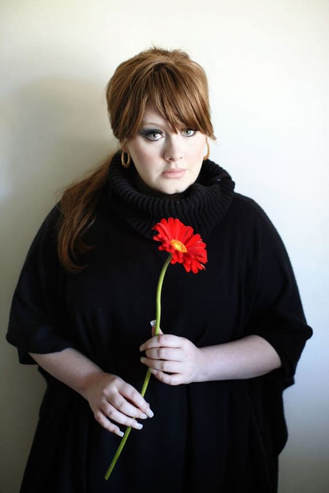 Adele, retratada en diciembre de 2008 tras ser nominada a sus primeros Grammy. Finalmente, en febrero de 2009 recibiría sus dos primeros gramófonos por Mejor artista nueva y Mejor interpretación vocal femenina de pop.