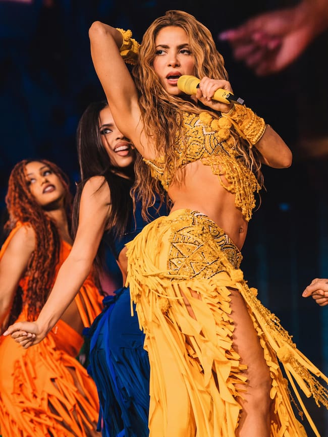 Natalia Palomares durante la gira mundial Las Mujeres Ya No Lloran de Shakira