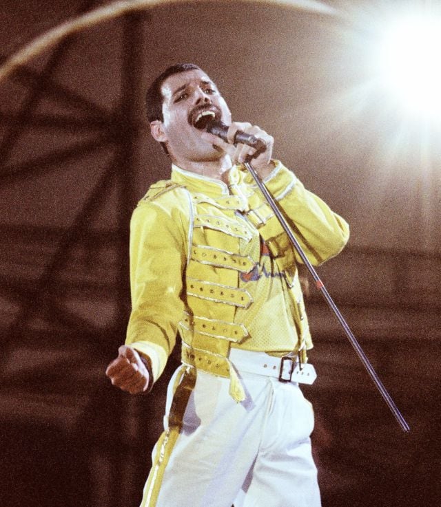 Freddie Mercury con su clásica chaqueta amarilla