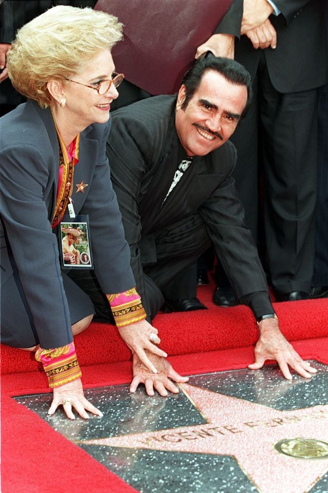 Cuquita y Vicente Fernández en el paseo de la fama, develando la estrella del cantante