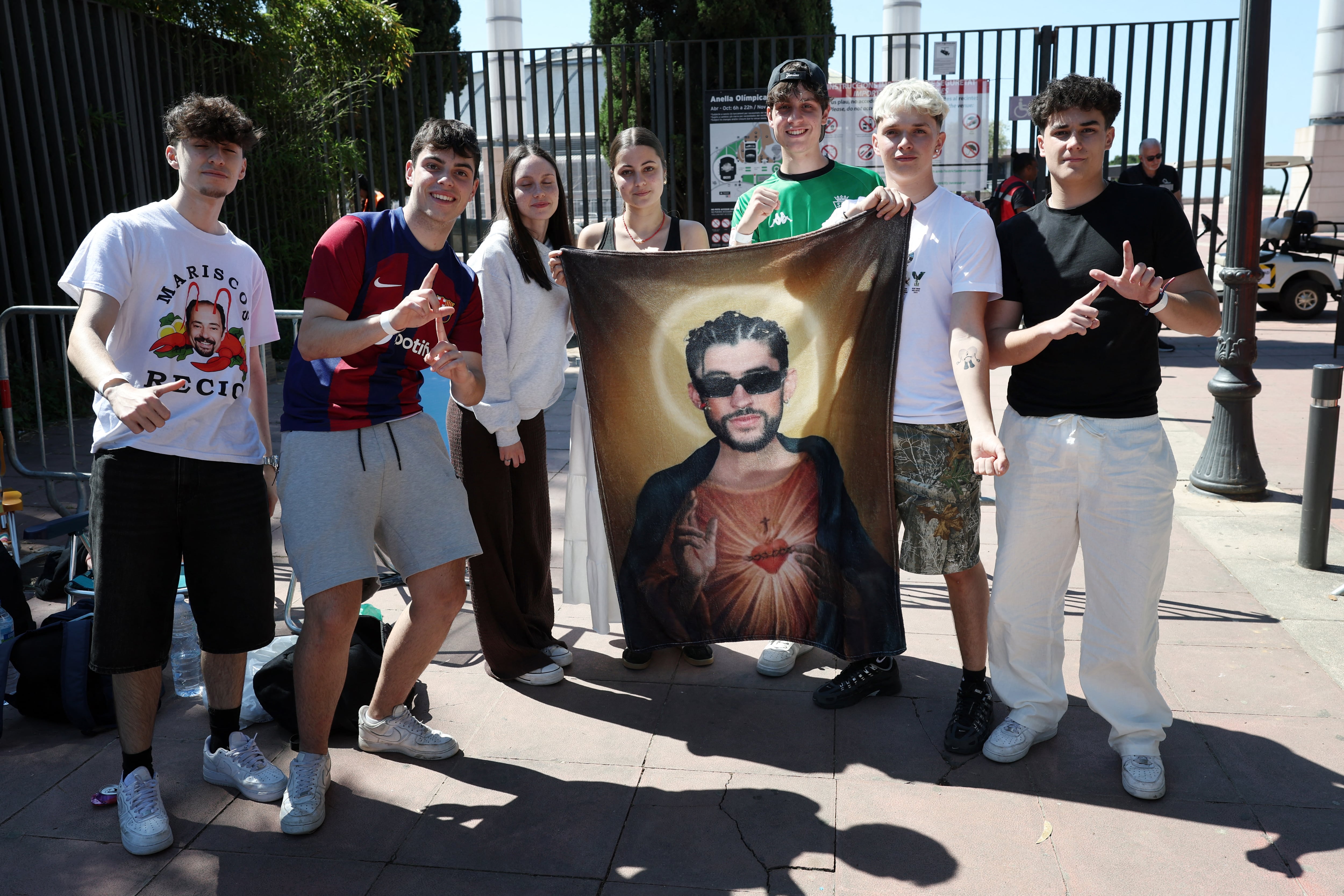 Los fans de Bad Bunny posan frente al Estadi Olímpic Lluís Companys de Barcelona mientras hacen cola para asistir al primer concierto europeo de la gira mundial de la superestrella puertorriqueña, el 22 de mayo de 2026. La superestrella puertorriqueña Bad Bunny inicia hoy la etapa europea de su gira mundial en la ciudad española de Barcelona, dando comienzo a una serie de 29 conciertos por todo el continente que se prolongará hasta finales de julio.